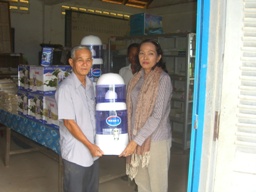 カンボジア・Damrey Poun中学校に浄水器10台寄贈