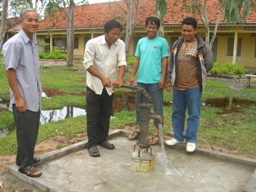 カンボジア・Damrey Poun中学校での井戸掘り